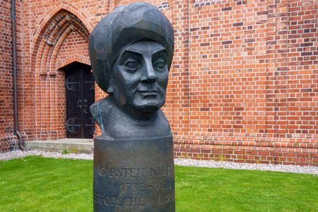 Carsten Niebuhr, Büste am Meldorfer Dom, (c) Touristinformation Mitteldithmarschen