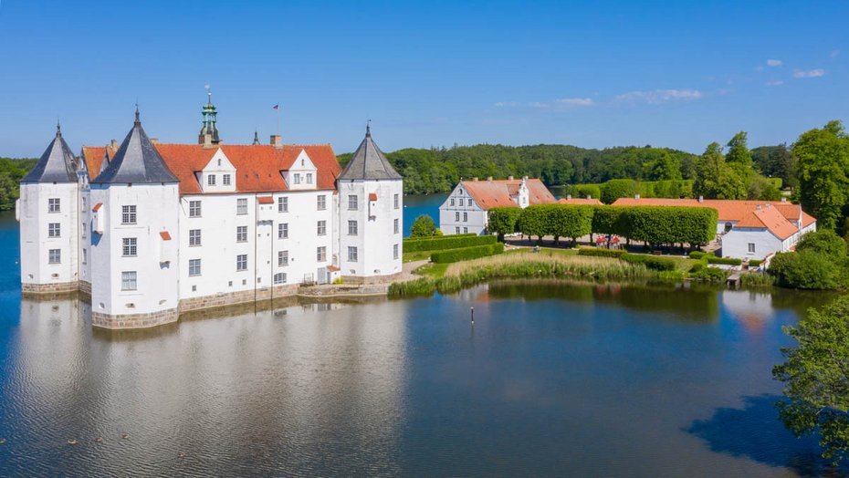 Schloß Glücksburg (c) Matthias Süßen, CC BY-SA 4.0 <https://creativecommons.org/licenses/by-sa/4.0>, via Wikimedia Commons