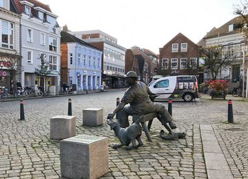 Preetzer Marktplatz mit Schusterskulpur (c) M.Ehrhardt