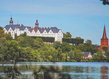 Plöner Schloss und Plöner See © Jalost Studios Plön