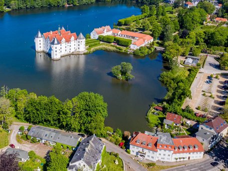 Schloß Glücksburg (c) Matthias Süßen, CC BY-SA 4.0 <https://creativecommons.org/licenses/by-sa/4.0>, via Wikimedia Commons