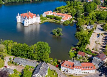 Schloß Glücksburg (c) Matthias Süßen, CC BY-SA 4.0 <https://creativecommons.org/licenses/by-sa/4.0>, via Wikimedia Commons